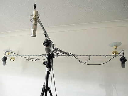 В небольших помещениях четыре микрофона устанавливают ближе к потолку, чтобы они могли «ловить» отражения, формирующие атмосферу